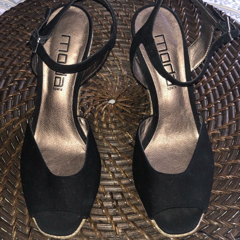 Brand new shoes made by Moda.